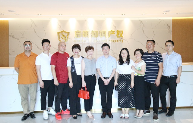 嘉興湖南商會(huì)輪值會(huì)長劉第晟、秘書長曾嬋娟一行蒞臨公司指導(dǎo)交流