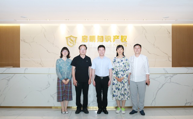 嘉興市商務(wù)局、民建嘉興市委會領(lǐng)導(dǎo)一行蒞臨公司指導(dǎo)工作