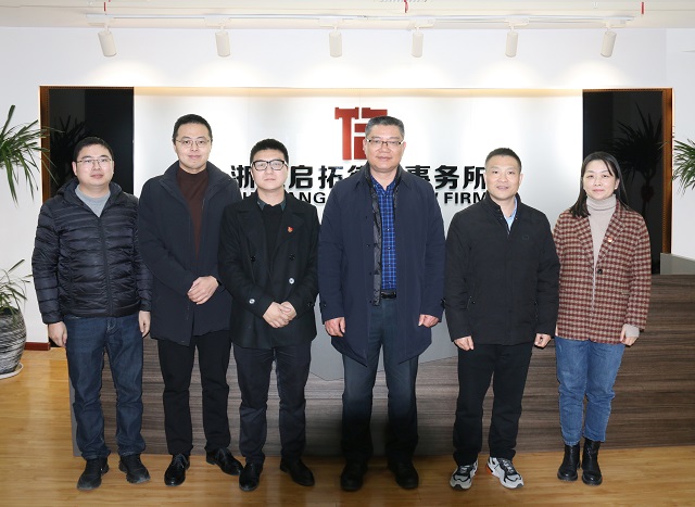 嘉興市司法局副局長(zhǎng)、市律師行業(yè)黨委書記陳建新一行蒞臨我所調(diào)研指導(dǎo)工作